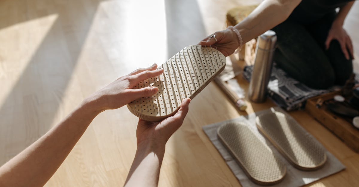 découvrez les bienfaits de l'acupression, une technique ancestrale qui utilise des points de pression pour soulager le stress, améliorer la circulation et favoriser le bien-être. apprenez comment intégrer cette méthode naturelle dans votre quotidien pour une meilleure santé physique et mentale.