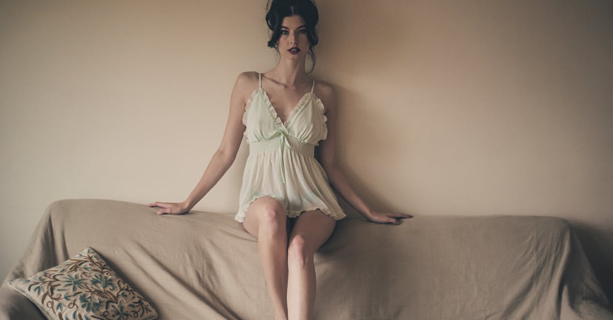 découvrez notre collection de lingerie élégante et raffinée, conçue pour sublimer votre silhouette et vous offrir un confort inégalé. explorez des styles variés, allant de la délicatesse de la dentelle aux ensembles sexy, et faites de chaque moment une occasion spéciale.