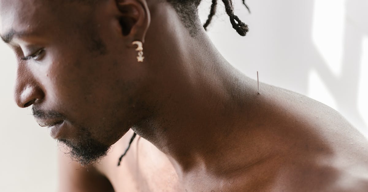 découvrez les bienfaits de l'acupression, une technique millénaire qui utilise des points de pression sur le corps pour soulager le stress, réduire la douleur et améliorer le bien-être général. apprenez à vous recentrer et à rétablir votre énergie grâce à cette approche naturelle.