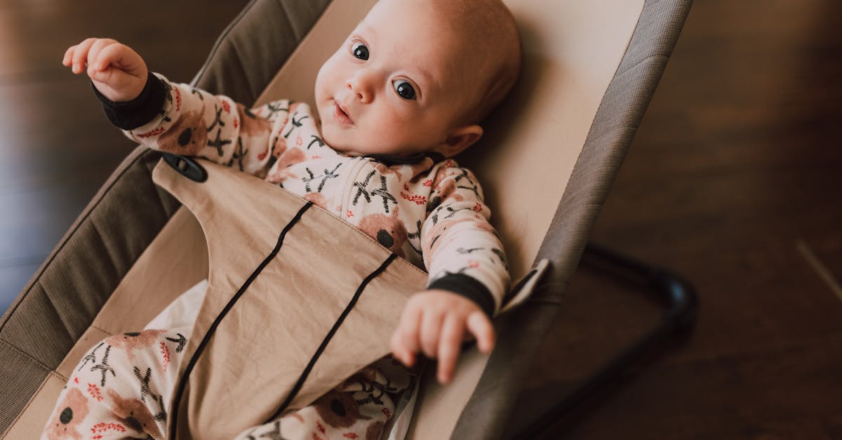 découvrez des conseils essentiels pour assurer la sécurité de votre bébé à la maison et à l'extérieur. protégez votre enfant avec des astuces pratiques sur les équipements de sécurité, les normes et les meilleures pratiques pour un environnement sain et sécurisé.