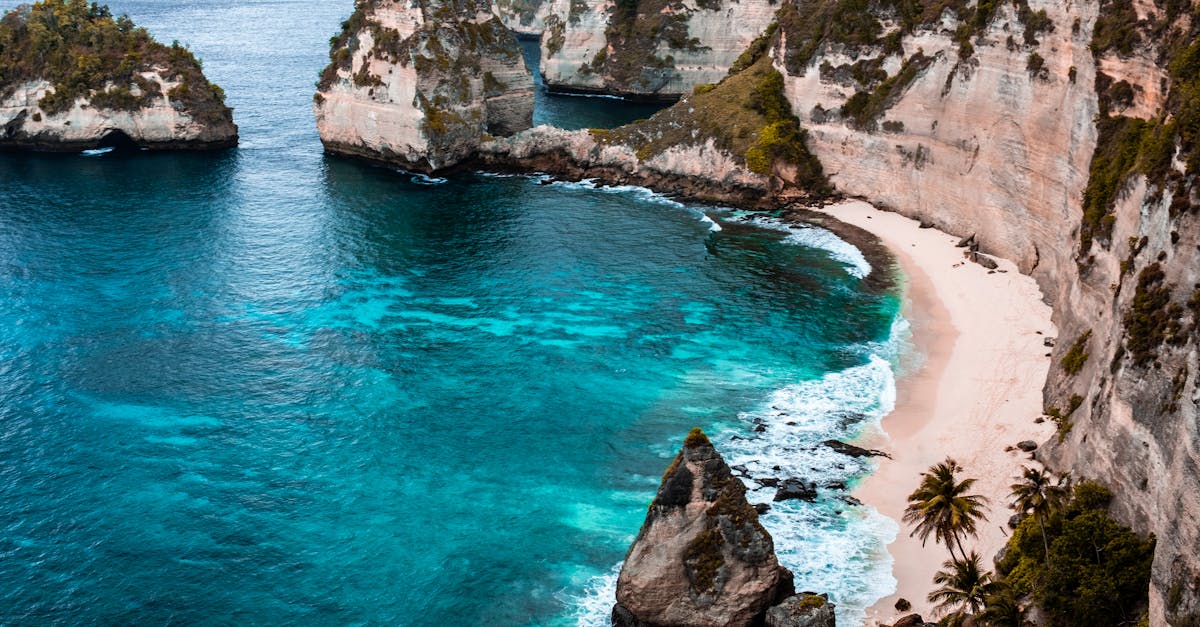 découvrez bali, l’île indonésienne réputée pour ses plages paradisiaques, sa culture riche et ses paysages spectaculaires. préparez votre voyage et explorez ses temples, rizières et traditions uniques.